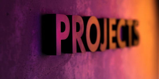 In violett und orange gehaltener Schriftzug "Projects" an einer Wand