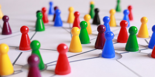 Verbund Bunte Spielfiguren platziert auf Netzwerkknotenpunkten