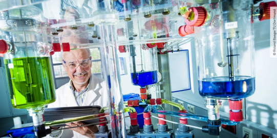 Mann im Chemielabor
