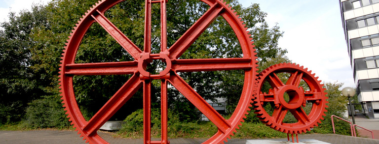 Förderung Große rote Zahnräder