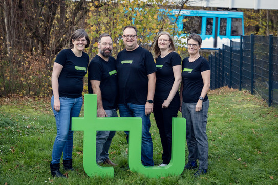 Team der Förderberatung vor dem TU Dortmund Logo