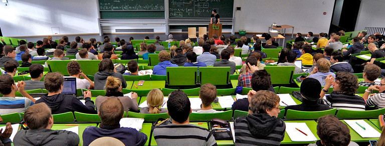 Lecture in Seminarraumgebäude I lecture hall with a lot of students